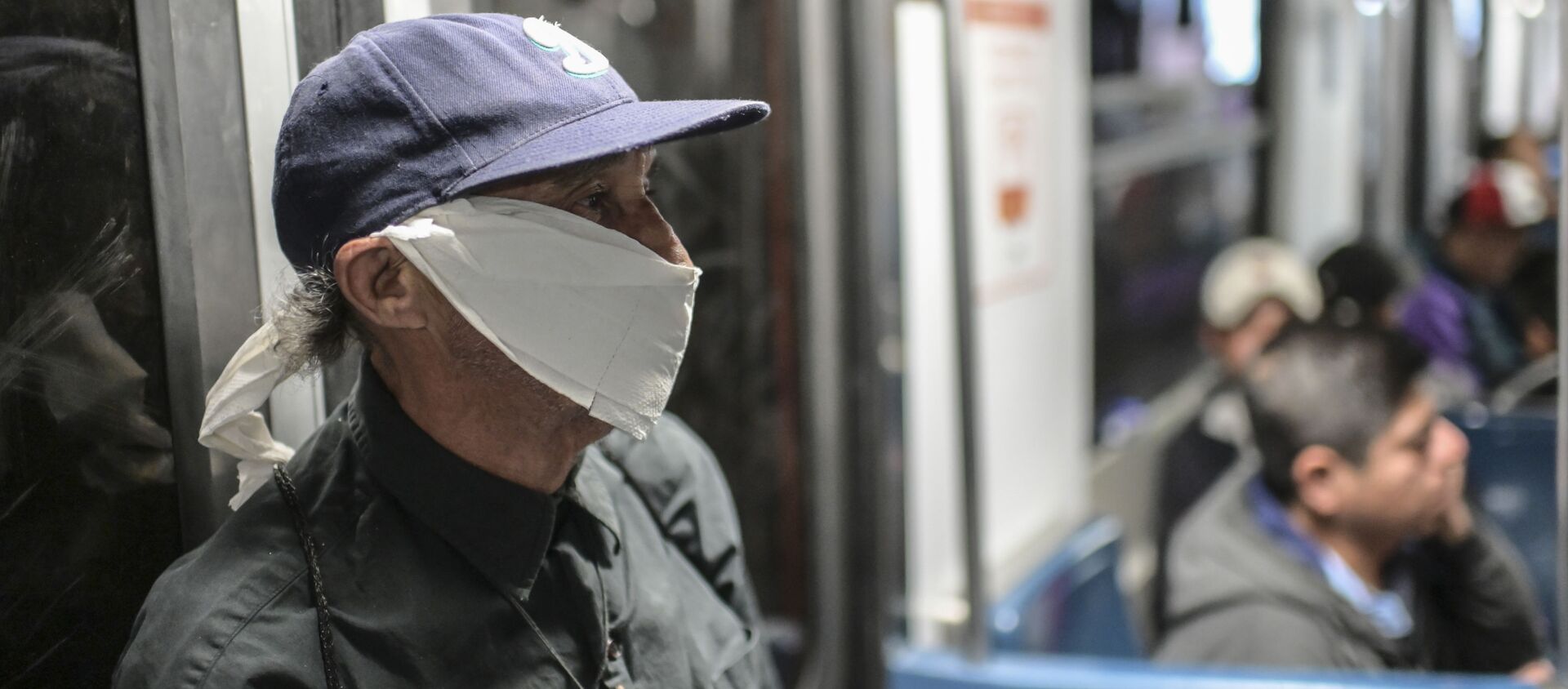 Мужчина в самодельной защитной маске из туалетной бумаги в метро в Мехико, Мексика - 俄羅斯衛星通訊社, 1920, 26.03.2021