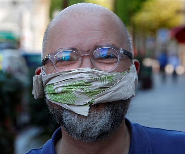 Мужчина в самодельной защитной маске из салфетки в пригороде Парижа, Франция - 俄罗斯卫星通讯社