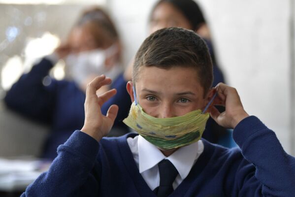 Колумбийский школьник в защитной маске из вторсырья и биоразлагаемых материалов - 俄罗斯卫星通讯社
