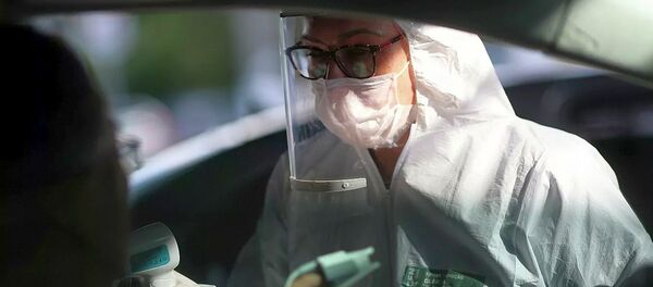 Медсестра измеряет температуру у мужчины в Сан-Паулу, Бразилия Медсестра измеряет температуру у мужчины в Сан-Паулу, Бразилия - 俄罗斯卫星通讯社