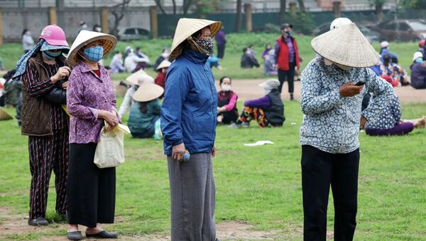 Женщины в защитных масках в очереди за бесплатным рисом в Ханое, Вьетнам - 俄羅斯衛星通訊社