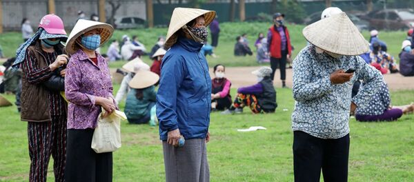 Женщины в защитных масках в очереди за бесплатным рисом в Ханое, Вьетнам - 俄羅斯衛星通訊社