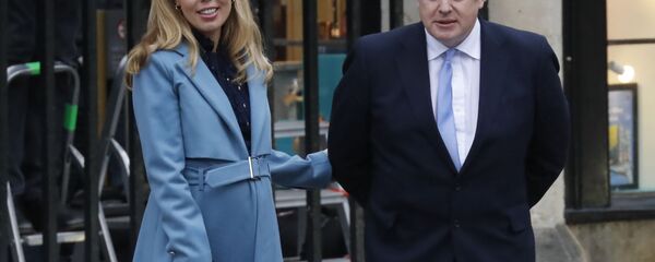 Премьер-министр Великобритании Борис Джонсон с подругой Керри Симондс Премьер-министр Великобритании Борис Джонсон с подругой Керри Симондс - 俄罗斯卫星通讯社
