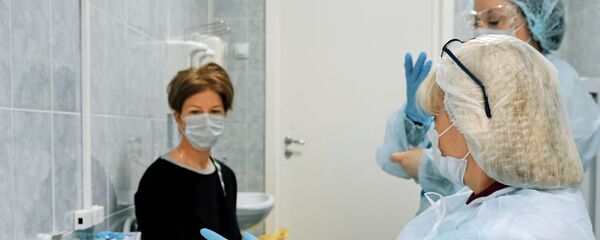 Медсестры во время забора биоматериала у пациента в поликлинике №114 в Санкт-Петербурге - 俄羅斯衛星通訊社