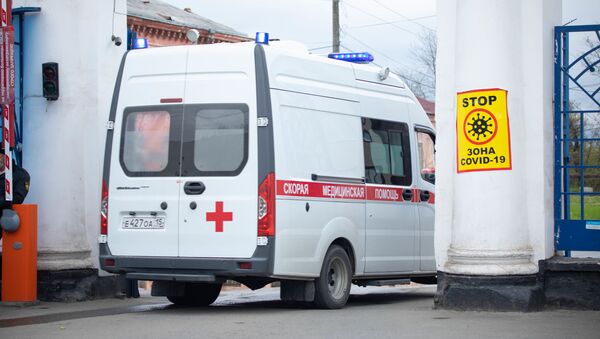 Автомобиль скорой помощи заезжает на территорию клинической больницы скорой помощи во Владикавказе - 俄羅斯衛星通訊社
