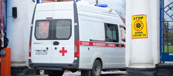 Автомобиль скорой помощи заезжает на территорию клинической больницы скорой помощи во Владикавказе - 俄羅斯衛星通訊社