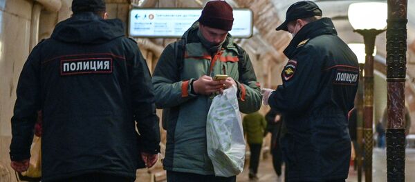 Полицейские и пассажир на станции метро Новокузнецкая в Москве - 俄罗斯卫星通讯社