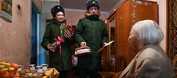  Военнослужащие Центрального военного округа поздравляют ветерана Великой Отечественной войны, участницу Сталинградской битвы Нину Григорьевну Киселеву с 75-й годовщиной Победы.  - 俄罗斯卫星通讯社