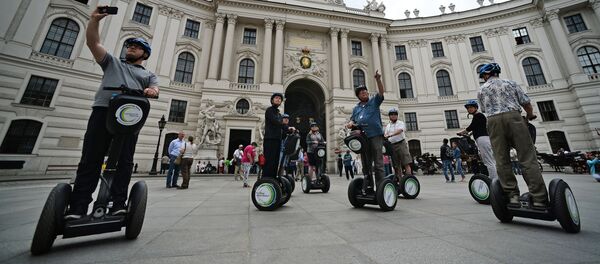 Туристы катаются на сигвее у императорской резиденции Хофбург в Вене, Австрия  - 俄罗斯卫星通讯社