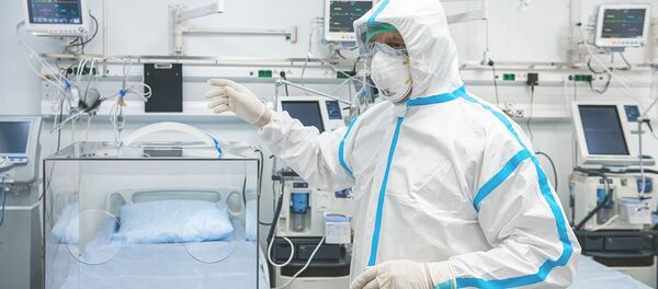 Врач в костюме биозащиты в палате перепрофилированного корпуса центра им М.И. Сеченова  - 俄羅斯衛星通訊社