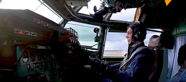 俄青年飛行員完成圖-95MS戰略轟炸機首飛  - 俄羅斯衛星通訊社