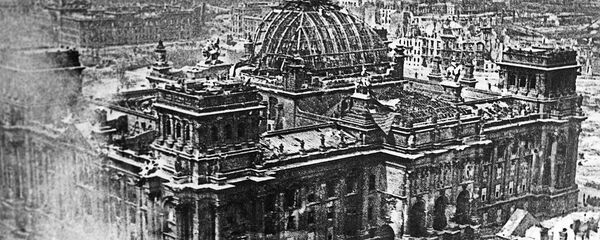 Знамя Победы над рейхстагом, 1 мая 1945 года - 俄罗斯卫星通讯社