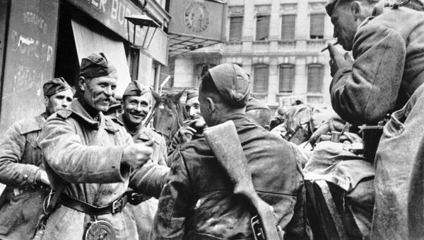 Советские солдаты-освободители празднуют победу в Берлине, 1945 год - 俄罗斯卫星通讯社
