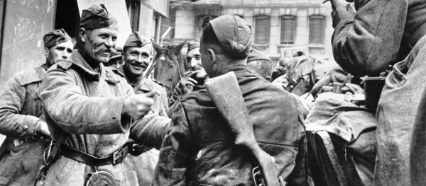 Советские солдаты-освободители празднуют победу в Берлине, 1945 год - 俄羅斯衛星通訊社