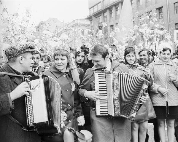Участники первомайской демонстрации по пути на Красную площадь, Москва, 1971 год - 俄罗斯卫星通讯社