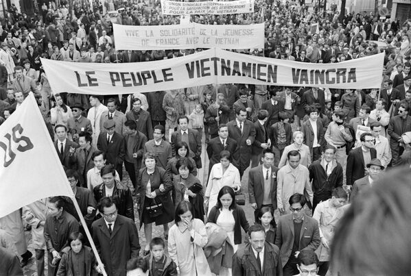Делегации Вьетнама на демонстрации 1 мая 1968 года, организованной профсоюзами и Компартией в Париже - 俄羅斯衛星通訊社
