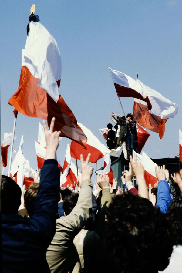 Участники первомайской демонстрации в Варшаве, Польша, 1982 год - 俄羅斯衛星通訊社