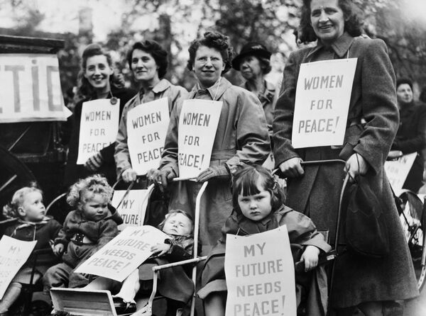 Женщины с детьми на первомайской демонстрации в Лондоне, 1948 год - 俄罗斯卫星通讯社