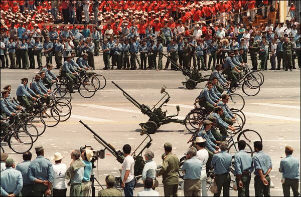 Кубинская армия на первомайской демонстрации в Гаване, 1994 год - 俄羅斯衛星通訊社