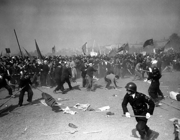 Разгон демонстрации в день 1 мая в Токио, 1952 год  - 俄羅斯衛星通訊社