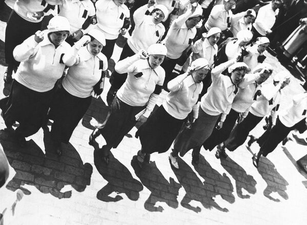 Марш женщин во время празднования Дня труда 1 мая в Нью-Йорке, 1935 год - 俄羅斯衛星通訊社
