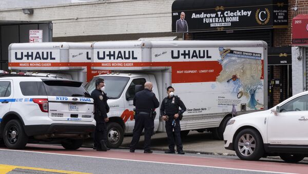 Полиция Нью-Йорка стоят возле похоронного бюро, где в грузовиках хранились трупы - 俄罗斯卫星通讯社