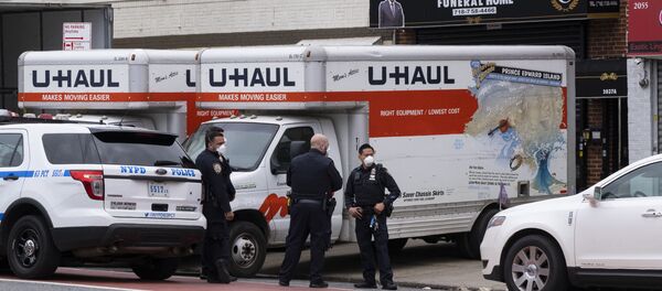 Полиция Нью-Йорка стоят возле похоронного бюро, где в грузовиках хранились трупы - 俄罗斯卫星通讯社