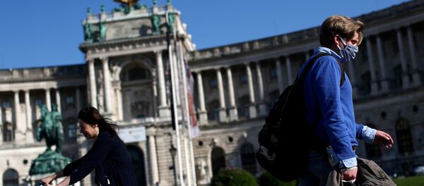 Люди в масках возле здания дворца Хофбург в Вене - 俄罗斯卫星通讯社