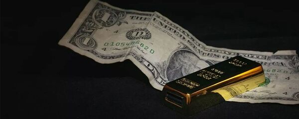 Слиток золота и доллар Слиток золота и доллар - 俄羅斯衛星通訊社