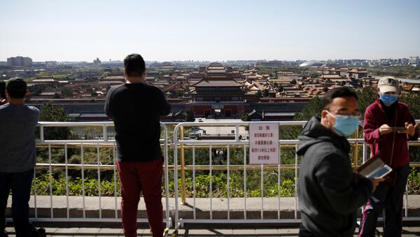 Люди смотрят на закрытый из-за коронавируса Запретный город в Пекине - 俄罗斯卫星通讯社