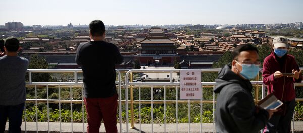 Люди смотрят на закрытый из-за коронавируса Запретный город в Пекине - 俄罗斯卫星通讯社