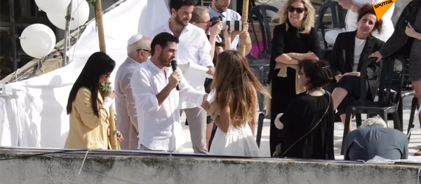 特拉维夫一对夫妇在屋顶办婚礼  - 俄罗斯卫星通讯社