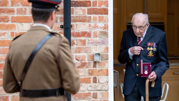 Британский капитан в отставке Том Мур во время получения звания полковника в свой 100 день рождения, Великобритания  - 俄羅斯衛星通訊社