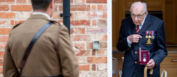 Британский капитан в отставке Том Мур во время получения звания полковника в свой 100 день рождения, Великобритания  - 俄羅斯衛星通訊社