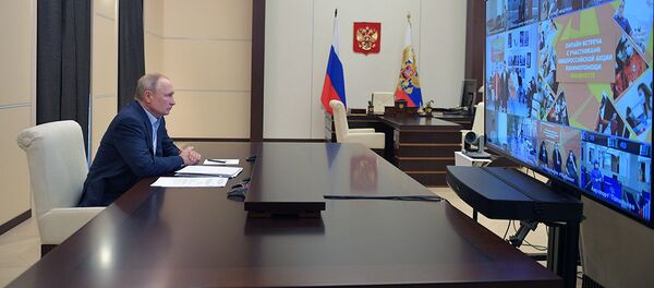  30 апреля 2020. Президент РФ Владимир Путин во время онлайн-встречи с участниками общероссийской акции взаимопомощи МыВместе - 俄羅斯衛星通訊社
