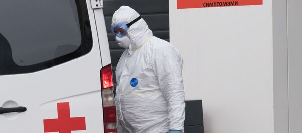 Медик карантинного центра в Коммунарке у машины скорой помощи.  - 俄罗斯卫星通讯社