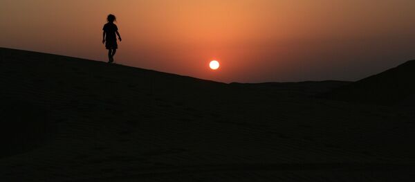 Вид на ночной пустынный пейзаж Омана - 俄罗斯卫星通讯社