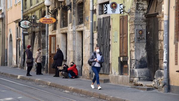 Прохожие в защитных масках на улице во Львове - 俄羅斯衛星通訊社