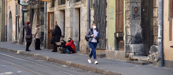 Прохожие в защитных масках на улице во Львове - 俄罗斯卫星通讯社
