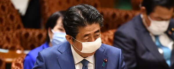 Премьер-министр Японии Синдзо Абэ в медицинской маске во время заседания бюджетного комитета верхней палаты парламента Премьер-министр Японии Синдзо Абэ в медицинской маске во время заседания бюджетного комитета верхней палаты парламента - 俄羅斯衛星通訊社