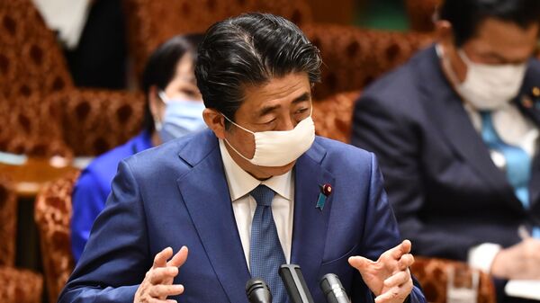 Премьер-министр Японии Синдзо Абэ в медицинской маске во время заседания бюджетного комитета верхней палаты парламента - 俄罗斯卫星通讯社