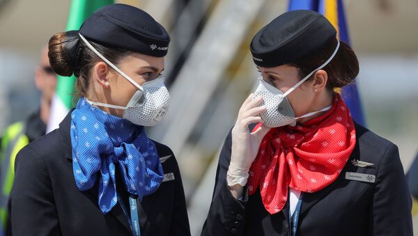 Стюардессы в защитных масках в аэропорту Белграда - 俄羅斯衛星通訊社