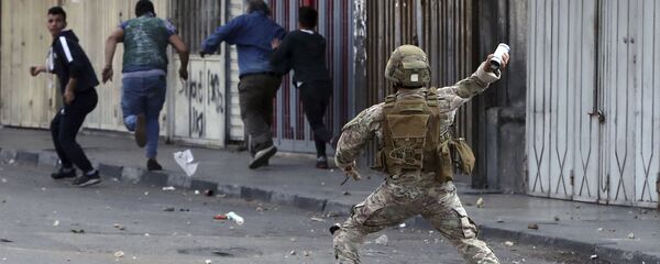 Солдат ливанской армии во время демонстраций в Триполи, Ливан Солдат ливанской армии во время демонстраций в Триполи, Ливан - 俄羅斯衛星通訊社