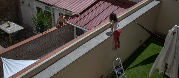 Семилетняя Гала во время разговора со своим другом и одноклассником шестилетним Оливером во дворе дома в Барселоне, Испания - 俄罗斯卫星通讯社