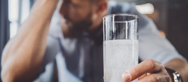 Мужчина, страдающий похмельем - 俄罗斯卫星通讯社