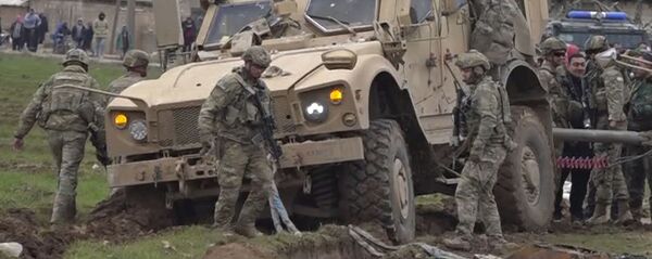 Военный конвой США в деревне Хирбет-Амму, к востоку от города Эль-Камышлы, Сирия Военный конвой США в деревне Хирбет-Амму, к востоку от города Эль-Камышлы, Сирия - 俄羅斯衛星通訊社