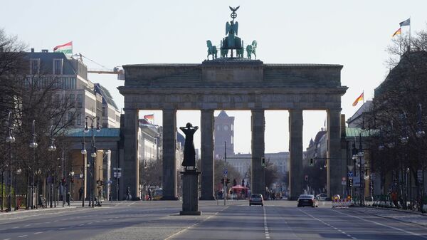 Вид на Бранденбургские ворота с улицы 17 июня в Берлине - 俄罗斯卫星通讯社