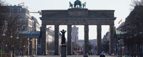 Вид на Бранденбургские ворота с улицы 17 июня в Берлине - 俄罗斯卫星通讯社