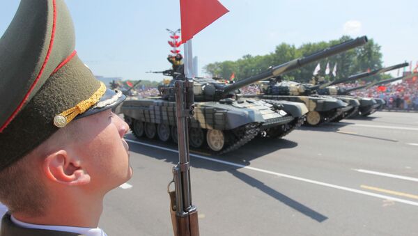 Танки Т-72 в военном параде в честь Дня Независимости Беларуссии в Минске - 俄罗斯卫星通讯社