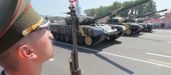 Танки Т-72 в военном параде в честь Дня Независимости Беларуссии в Минске Танки Т-72 в военном параде в честь Дня Независимости Беларуссии в Минске - 俄羅斯衛星通訊社